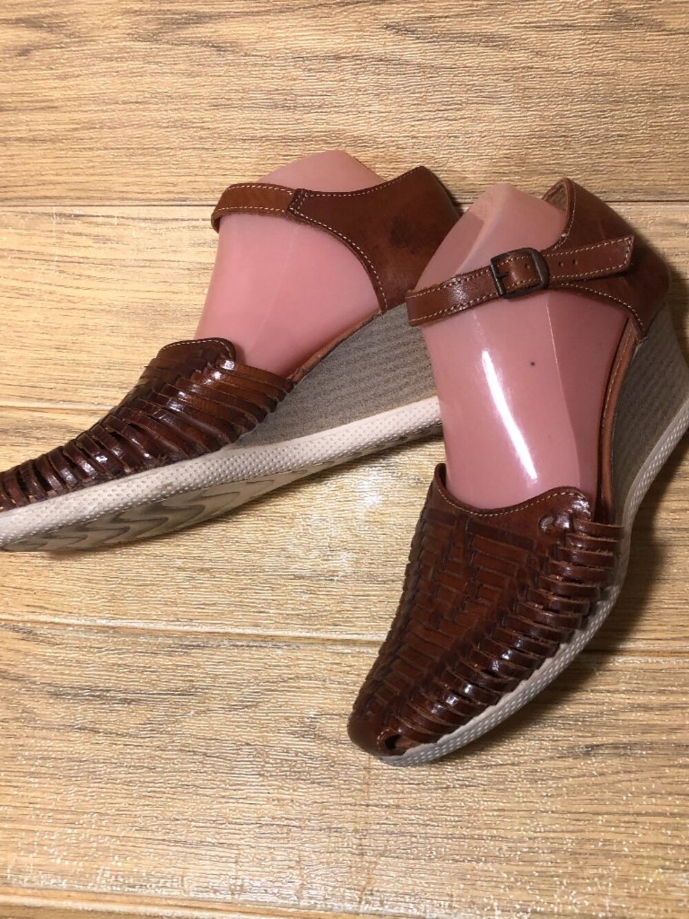 Maya women heeled woven leather heeled sandals, size 9